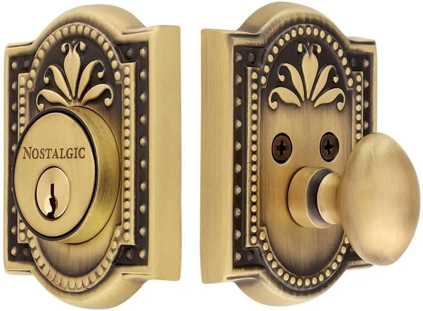 Fechadura de cilindro único com placa Meadows e maçaneta de porta Meadows em latão antigo da Nostalgic Warehouse.